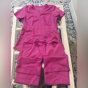 Grey’s Anatomy Fuschia scrub set. (Medium/Medium Tall)